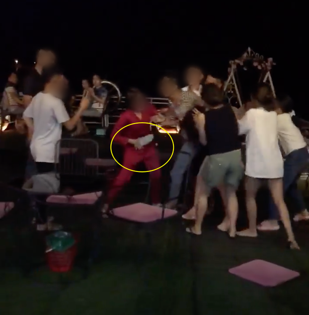 Nhân chứng kể vụ vợ cùng nhóm người quen đánh ghen trong quán cà phê: Nhóm người rất hung hăng, cô gái bị đánh liên tiếp vào mặt-1