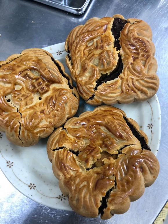 Hội Ghét bếp trổ tài làm bánh Trung thu, nhìn thành quả xong chỉ muốn quăng cả lò lẫn bánh-9