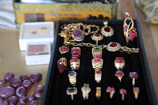 Chợ bán đá quý như rau ở Việt Nam cũng bị ảnh hưởng do Covid-19-11