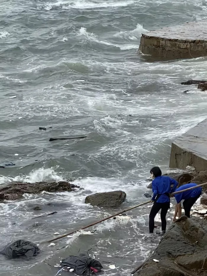 Chủ quán cà phê vứt hàng tải rác xuống biển Vũng Tàu: Rác từ đại dương trôi vào, nhân viên thu gom trả lại xuống biển-3