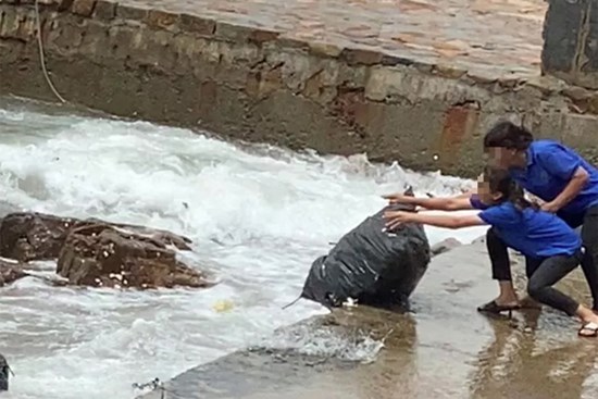 Chủ quán cà phê vứt hàng tải rác xuống biển Vũng Tàu: Rác từ đại dương trôi vào, nhân viên thu gom trả lại xuống biển