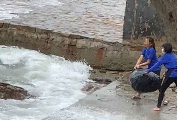 Nhân viên và chủ quán cà phê vứt rác xuống biển bị phạt 35 triệu đồng-2