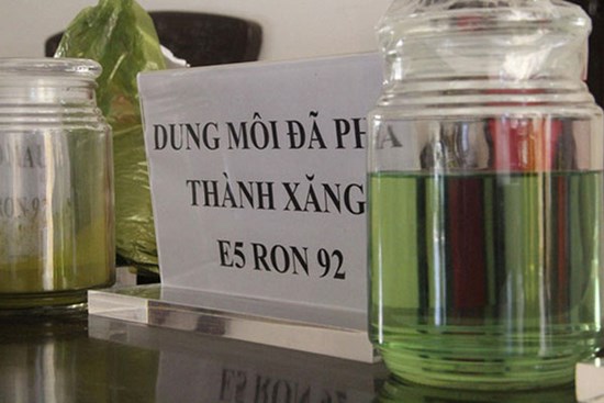 Nghi uống nhầm xăng thừa trong chai, bé gái 1 tuổi tử vong