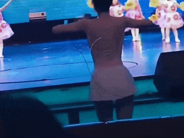 Đi xem con biểu diễn văn nghệ ở trường, nhiều phụ huynh phải đỏ mặt quay đi vì trang phục của cô giáo mầm non-1