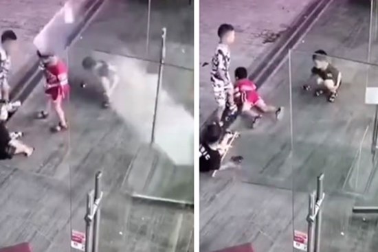 Bé trai chấn thương sọ não vì bị kính đè, toàn bộ cảnh tượng khiến ai cũng thót tim nhưng dư luận lại chỉ trích những người xung quanh