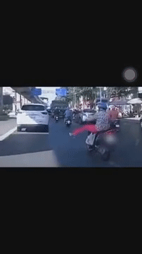 Clip: Nữ ninja quần hồng xin qua đường kiểu không giống ai khiến bác tài ô tô câm nín-1