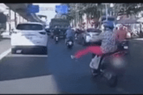 Clip: Nữ 'ninja' quần hồng xin qua đường kiểu không giống ai khiến bác tài ô tô câm nín