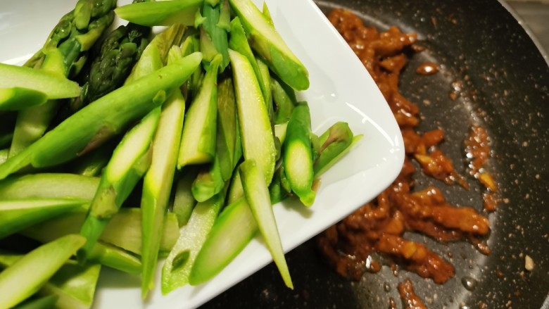 Cách làm măng tây xào thịt bò: Món ngon đậm đà vừa sướng” miệng, vừa bổ dưỡng cho sức khỏe cả nhà-14