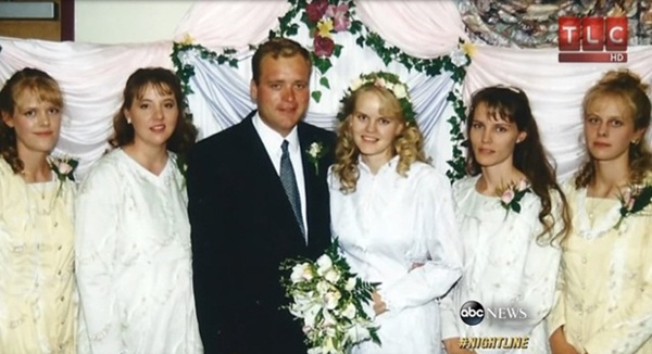 Đại gia lấy 5 vợ, luân phiên ngủ với mỗi vợ mỗi tối thứ 5 hàng tuần-1