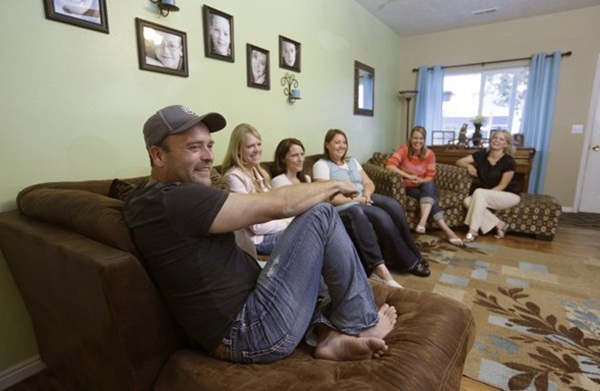 Đại gia lấy 5 vợ, luân phiên ngủ với mỗi vợ mỗi tối thứ 5 hàng tuần-3