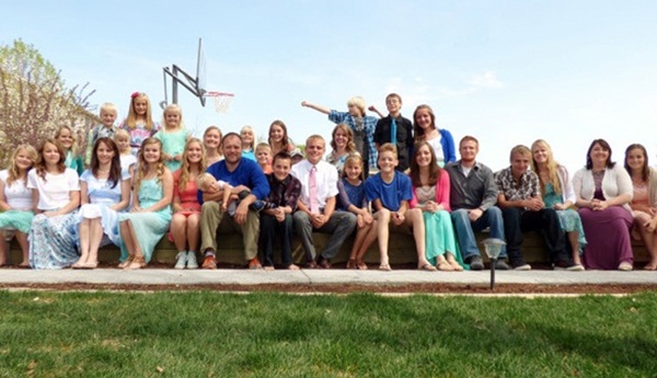 Đại gia lấy 5 vợ, luân phiên ngủ với mỗi vợ mỗi tối thứ 5 hàng tuần-12