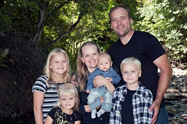 Đại gia lấy 5 vợ, luân phiên ngủ với mỗi vợ mỗi tối thứ 5 hàng tuần-8