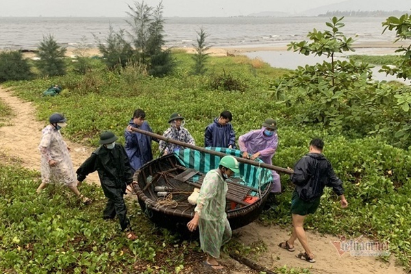 Bão số 5 áp sát: Lốc xoáy quật đổ cây ở Huế, Đà Nẵng mưa lớn kèm sấm chớp-3