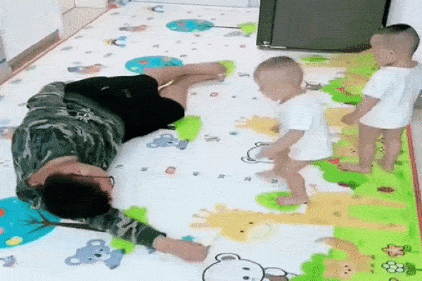 Giả vờ ngất để thử lòng 2 con trai, ông bố nhận về cả một 