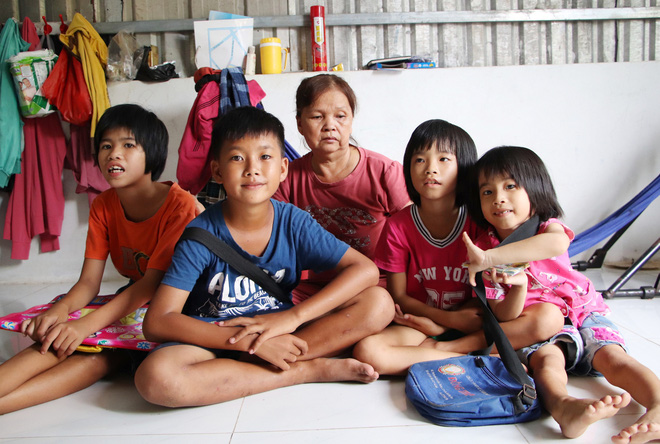 Cha lấy vợ khác, mẹ bỏ đi, 4 đứa trẻ thất học đội nắng bán vé số kiếm tiền chữa bệnh cho người ông bại liệt-2