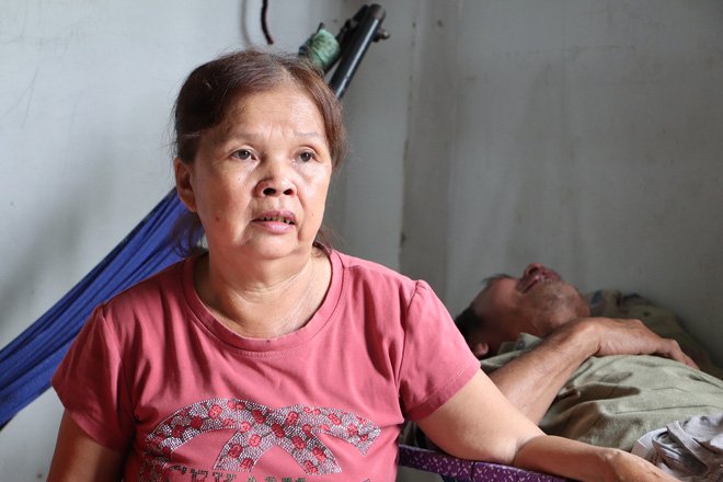 Cha lấy vợ khác, mẹ bỏ đi, 4 đứa trẻ thất học đội nắng bán vé số kiếm tiền chữa bệnh cho người ông bại liệt-3