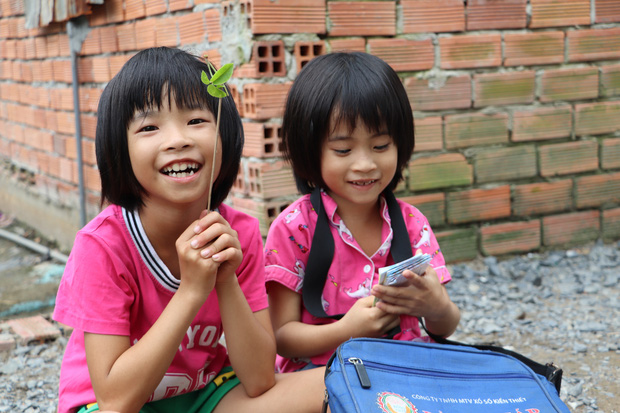 Cha lấy vợ khác, mẹ bỏ đi, 4 đứa trẻ thất học đội nắng bán vé số kiếm tiền chữa bệnh cho người ông bại liệt-4