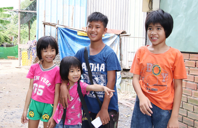 Cha lấy vợ khác, mẹ bỏ đi, 4 đứa trẻ thất học đội nắng bán vé số kiếm tiền chữa bệnh cho người ông bại liệt-6