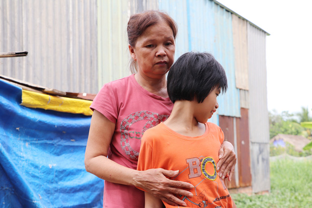 Cha lấy vợ khác, mẹ bỏ đi, 4 đứa trẻ thất học đội nắng bán vé số kiếm tiền chữa bệnh cho người ông bại liệt-7