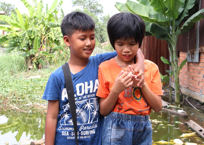 Cha lấy vợ khác, mẹ bỏ đi, 4 đứa trẻ thất học đội nắng bán vé số kiếm tiền chữa bệnh cho người ông bại liệt-11