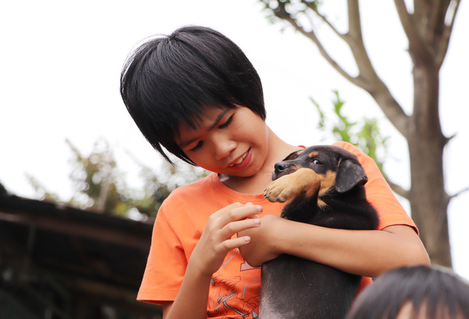 Cha lấy vợ khác, mẹ bỏ đi, 4 đứa trẻ thất học đội nắng bán vé số kiếm tiền chữa bệnh cho người ông bại liệt-15