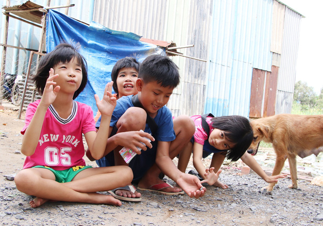 Cha lấy vợ khác, mẹ bỏ đi, 4 đứa trẻ thất học đội nắng bán vé số kiếm tiền chữa bệnh cho người ông bại liệt-16