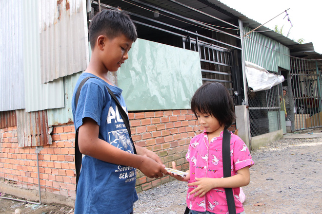 Cha lấy vợ khác, mẹ bỏ đi, 4 đứa trẻ thất học đội nắng bán vé số kiếm tiền chữa bệnh cho người ông bại liệt-17