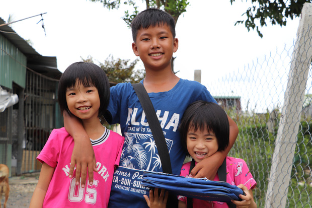 Cha lấy vợ khác, mẹ bỏ đi, 4 đứa trẻ thất học đội nắng bán vé số kiếm tiền chữa bệnh cho người ông bại liệt-19