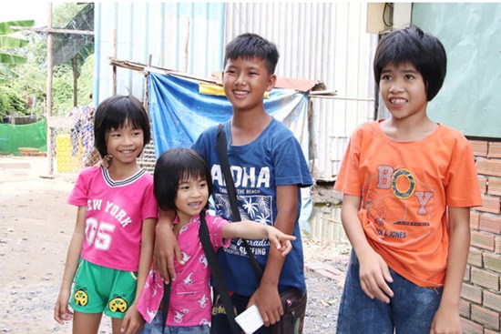 Cha lấy vợ khác, mẹ bỏ đi, 4 đứa trẻ thất học đội nắng bán vé số kiếm tiền chữa bệnh cho người ông bại liệt