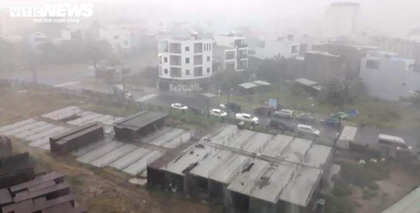 Bão số 5 áp sát: Lốc xoáy quật đổ cây ở Huế, Đà Nẵng mưa lớn kèm sấm chớp-1