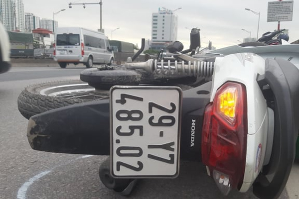 Kinh hoàng container lao qua dải phân cách, tông nát ô tô sang BMW và cuốn nhiều xe máy vào gầm-13