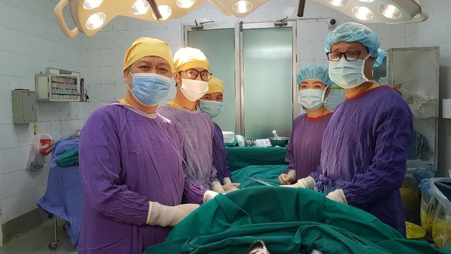 Hy hữu: Người đàn ông nuốt nhiều dị vật lâu ngày trong dạ dày, từ bật lửa nguyên gas, những viên sỏi lớn đến túi nilong-1