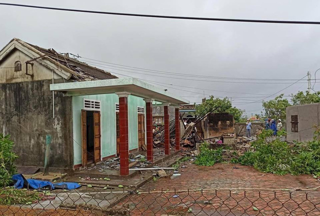 Ảnh, clip: Bão số 5 đổ bộ vào Thừa Thiên Huế gây mưa to gió giật kinh hoàng quật đổ cây xanh, giao thông hỗn loạn-13