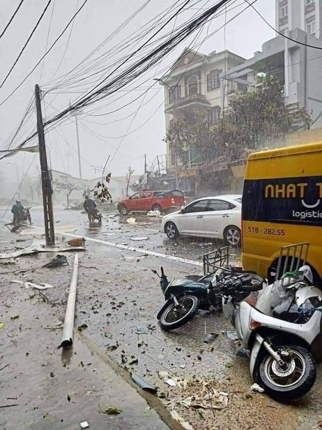 Ảnh, clip: Bão số 5 đổ bộ vào Thừa Thiên Huế gây mưa to gió giật kinh hoàng quật đổ cây xanh, giao thông hỗn loạn-16