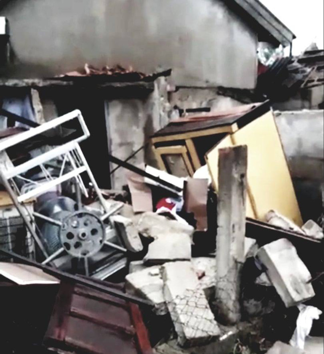 Ảnh, clip: Bão số 5 đổ bộ vào Thừa Thiên Huế gây mưa to gió giật kinh hoàng quật đổ cây xanh, giao thông hỗn loạn-14