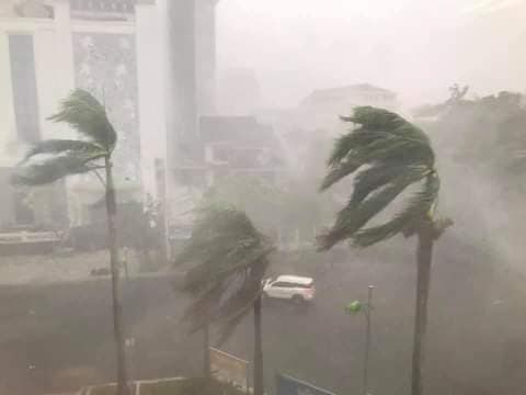 Ảnh, clip: Bão số 5 đổ bộ vào Thừa Thiên Huế gây mưa to gió giật kinh hoàng quật đổ cây xanh, giao thông hỗn loạn-2