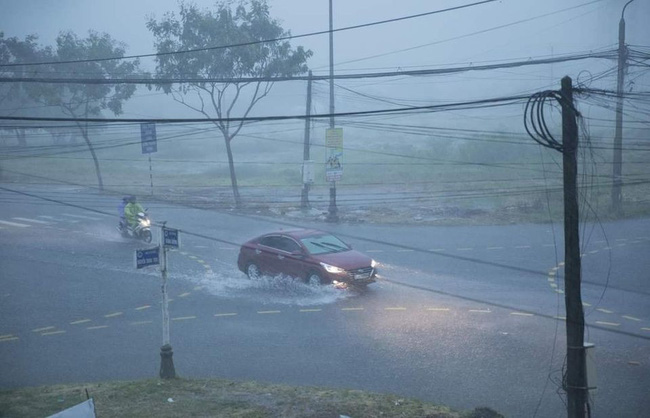 Ảnh, clip: Bão số 5 đổ bộ vào Thừa Thiên Huế gây mưa to gió giật kinh hoàng quật đổ cây xanh, giao thông hỗn loạn-1