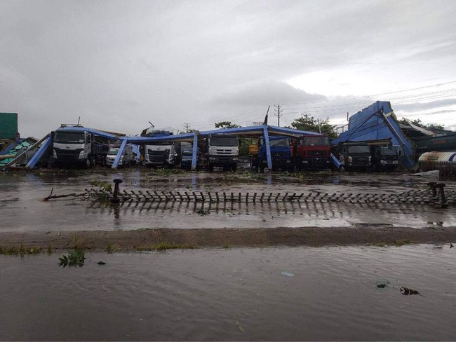 Ảnh, clip: Bão số 5 đổ bộ vào Thừa Thiên Huế gây mưa to gió giật kinh hoàng quật đổ cây xanh, giao thông hỗn loạn-15