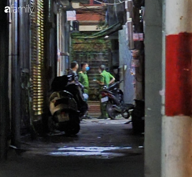 Công an phá cửa phòng trọ giải cứu cô gái mất máu nguy kịch, nghi do cắt tay tự tử vì tình-4