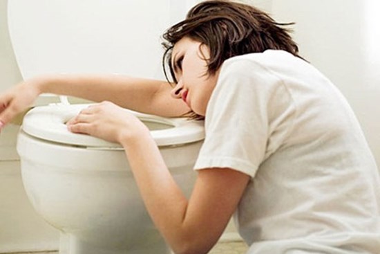 Thường xuyên lén lút làm điều này trong nhà tắm, cô gái bất ngờ có biểu hiện như mang bầu