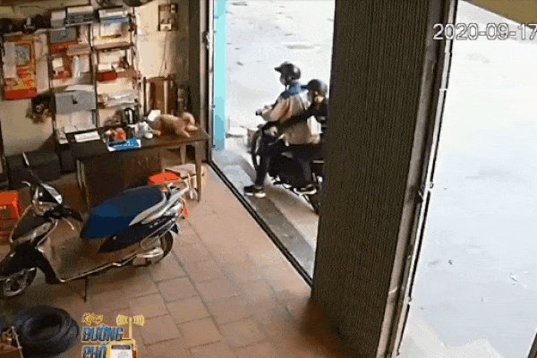 Trộm xe máy trước cửa hàng tiện lợi ở TP.HCM-1