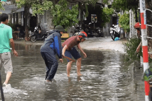 Cận cảnh lũ hiếm thấy ở miền núi Quảng Nam, cán bộ y tế bơi qua dòng nước cứu người-10