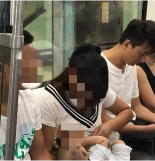 Mẹ trẻ bị mắng vì cho con bú nơi công cộng, cô đã nói một câu khiến tất cả những người có mặt đều im lặng-1