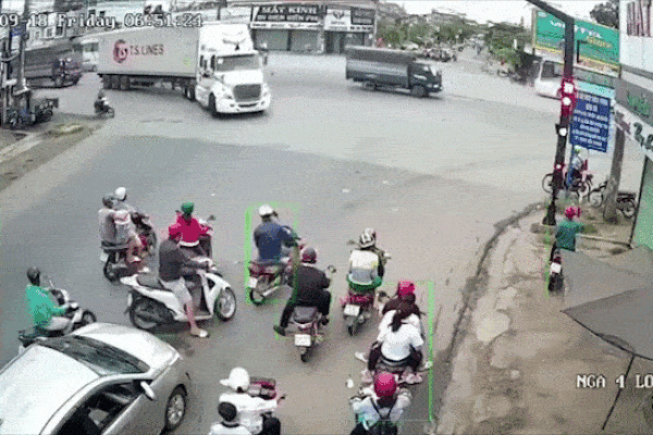 Clip: 2 người đàn ông bỏ xe máy lẫn ô tô, đứng boxing giữa ngã tư phố Hà Nội-1
