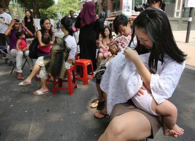 Mẹ trẻ bị mắng vì cho con bú nơi công cộng, cô đã nói một câu khiến tất cả những người có mặt đều im lặng-3