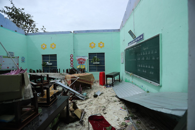 Trường Tiểu học ở Huế tan hoang, cây đổ và tốc mái hàng loạt lớp học do bão số 5-11