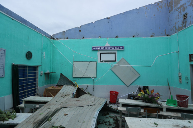 Trường Tiểu học ở Huế tan hoang, cây đổ và tốc mái hàng loạt lớp học do bão số 5-7