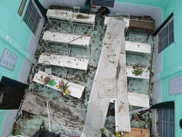 Trường Tiểu học ở Huế tan hoang, cây đổ và tốc mái hàng loạt lớp học do bão số 5-8