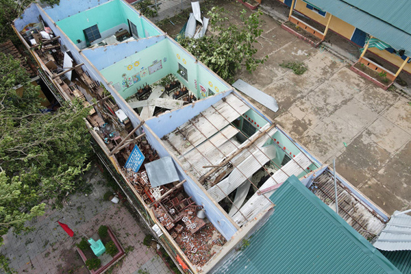 Sinh viên Đà Nẵng khóc ròng nhìn phòng trọ ngập tận mép giường, cả đêm thức trắng tát nước ra ngoài-7