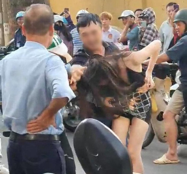 Vụ đánh ghen đòi LX570 ở Hà Nội: Công an gọi 3 số điện thoại liên quan nhưng không liên lạc được, cũng không ai trình báo-1